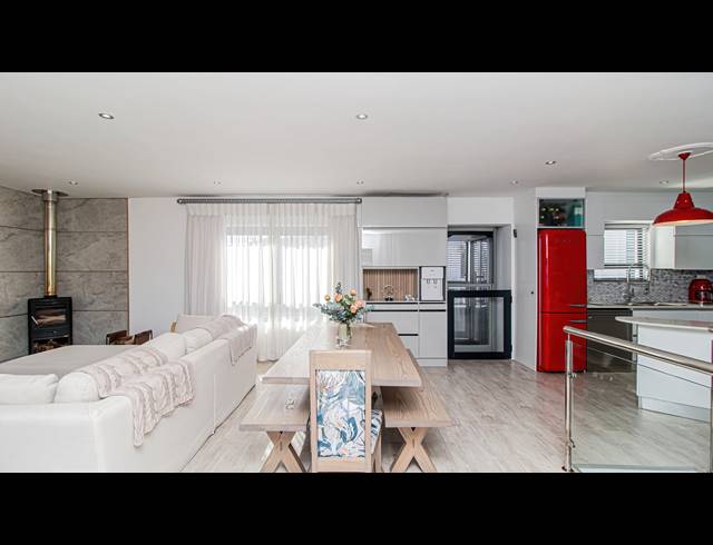 4 BEDROOM HOUSE FOR SALE IN BEACHFRONT